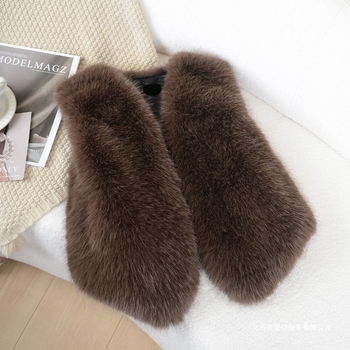 Trušu kažokādas veste ar V kakla izgriezumu, bez piedurknēm, ultrā īss garums, pavasaris 2025, karalienes māsas stils