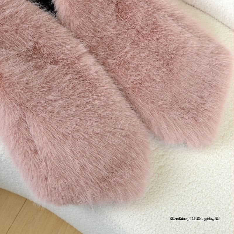 Trušu kažokādas veste ar V kakla izgriezumu, bez piedurknēm, ultrā īss garums, pavasaris 2025, karalienes māsas stils