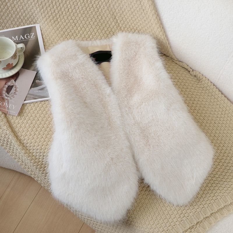 Trušu kažokādas veste ar V kakla izgriezumu, bez piedurknēm, ultrā īss garums, pavasaris 2025, karalienes māsas stils