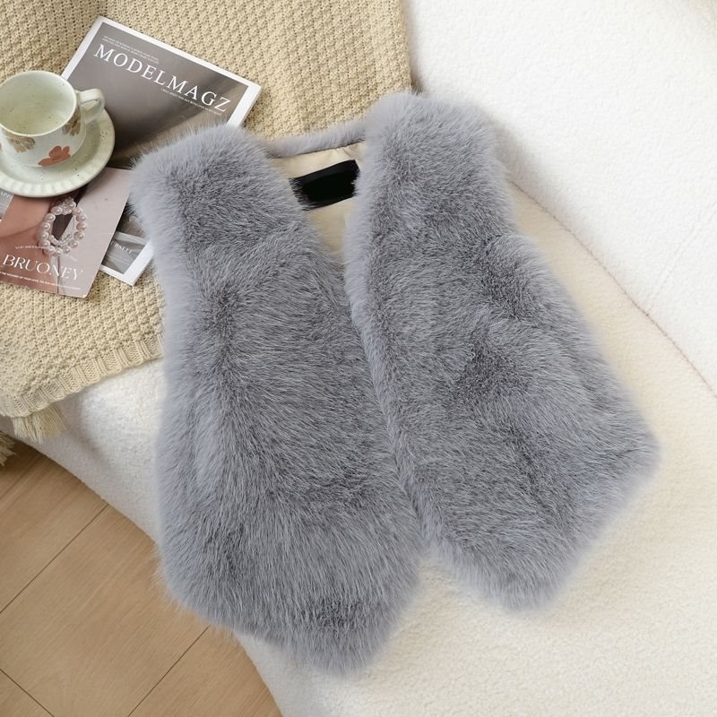 Trušu kažokādas veste ar V kakla izgriezumu, bez piedurknēm, ultrā īss garums, pavasaris 2025, karalienes māsas stils