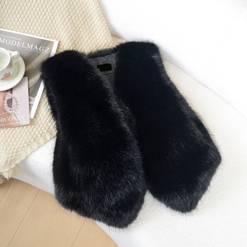 Trušu kažokādas veste ar V kakla izgriezumu, bez piedurknēm, ultrā īss garums, pavasaris 2025, karalienes māsas stils