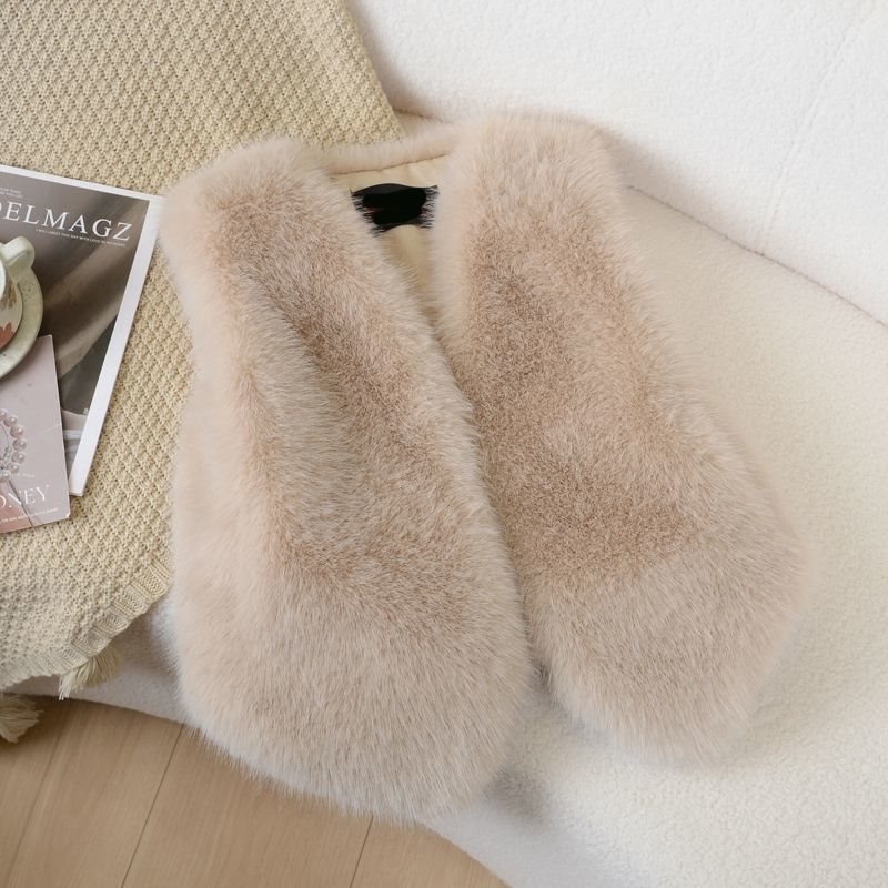 Trušu kažokādas veste ar V kakla izgriezumu, bez piedurknēm, ultrā īss garums, pavasaris 2025, karalienes māsas stils