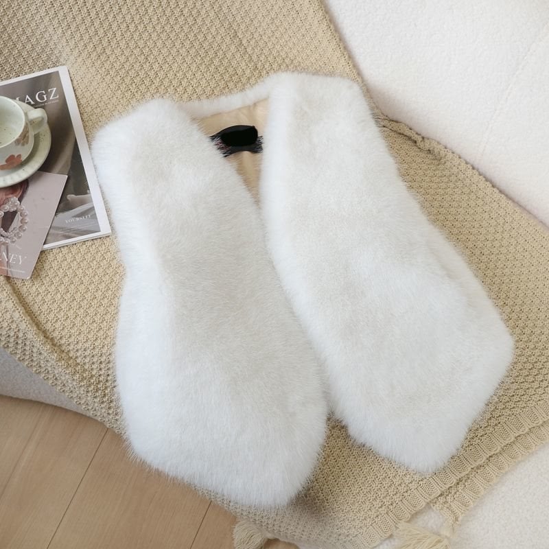 Trušu kažokādas veste ar V kakla izgriezumu, bez piedurknēm, ultrā īss garums, pavasaris 2025, karalienes māsas stils