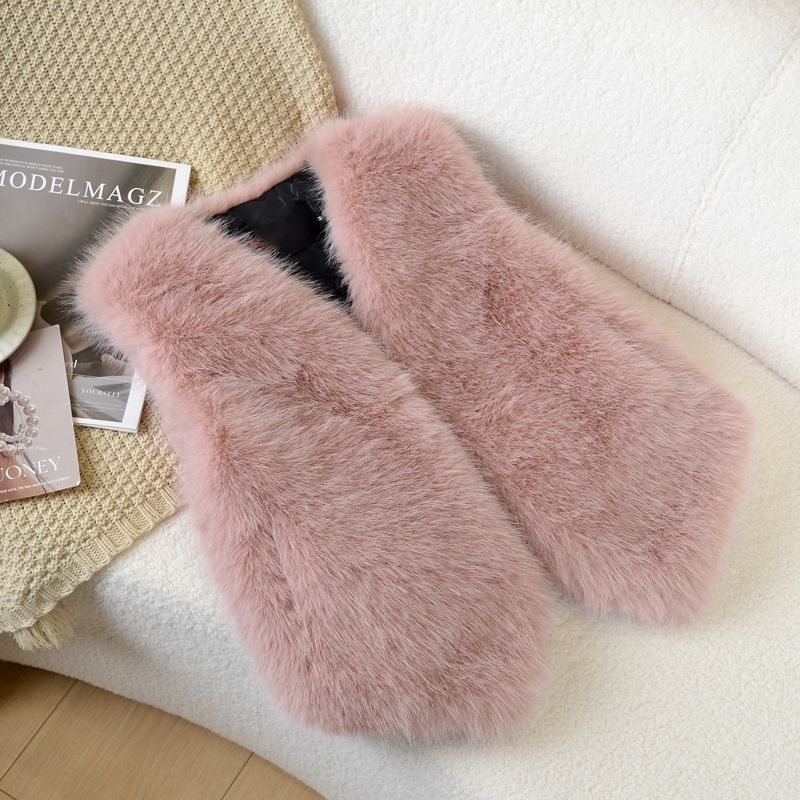 Trušu kažokādas veste ar V kakla izgriezumu, bez piedurknēm, ultrā īss garums, pavasaris 2025, karalienes māsas stils