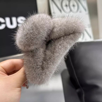 Matu sprādze kakla aizmugurējai daļai ar norkas pūka disku, Gripper tips, oriģinālais dizains (Materiāls: cortex; Sprādzes tips: Gripper; Apstrādes process: Aušana; Stils: Oriģinālais dizains; Saraksta gads: Pavasaris 2024)