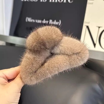 Matu sprādze kakla aizmugurējai daļai ar norkas pūka disku, Gripper tips, oriģinālais dizains (Materiāls: cortex; Sprādzes tips: Gripper; Apstrādes process: Aušana; Stils: Oriģinālais dizains; Saraksta gads: Pavasaris 2024)