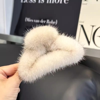 Matu sprādze kakla aizmugurējai daļai ar norkas pūka disku, Gripper tips, oriģinālais dizains (Materiāls: cortex; Sprādzes tips: Gripper; Apstrādes process: Aušana; Stils: Oriģinālais dizains; Saraksta gads: Pavasaris 2024)