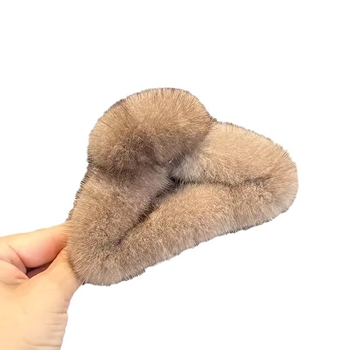 Matu sprādze kakla aizmugurējai daļai ar norkas pūka disku, Gripper tips, oriģinālais dizains (Materiāls: cortex; Sprādzes tips: Gripper; Apstrādes process: Aušana; Stils: Oriģinālais dizains; Saraksta gads: Pavasaris 2024)