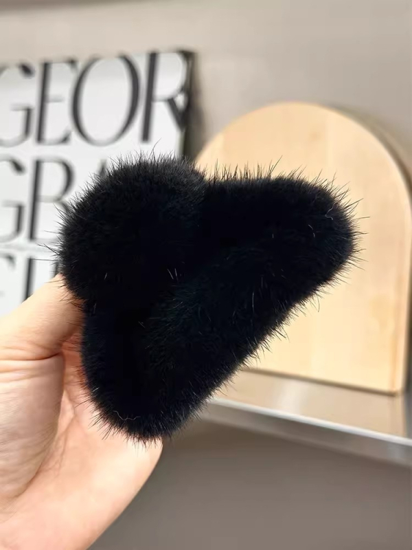 Matu sprādze kakla aizmugurējai daļai ar norkas pūka disku, Gripper tips, oriģinālais dizains (Materiāls: cortex; Sprādzes tips: Gripper; Apstrādes process: Aušana; Stils: Oriģinālais dizains; Saraksta gads: Pavasaris 2024)