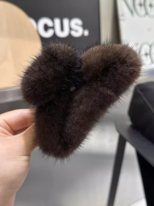Matu sprādze kakla aizmugurējai daļai ar norkas pūka disku, Gripper tips, oriģinālais dizains (Materiāls: cortex; Sprādzes tips: Gripper; Apstrādes process: Aušana; Stils: Oriģinālais dizains; Saraksta gads: Pavasaris 2024)