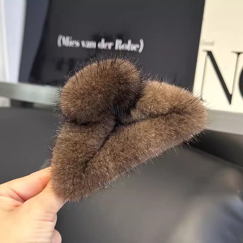 Matu sprādze kakla aizmugurējai daļai ar norkas pūka disku, Gripper tips, oriģinālais dizains (Materiāls: cortex; Sprādzes tips: Gripper; Apstrādes process: Aušana; Stils: Oriģinālais dizains; Saraksta gads: Pavasaris 2024)