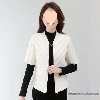 Šaura pieguļošā pūka vestē ar stāvošu apkakli, pildījums no pīļu pūka, ultra īss garums ≤40 cm, pildījums virs 450 g