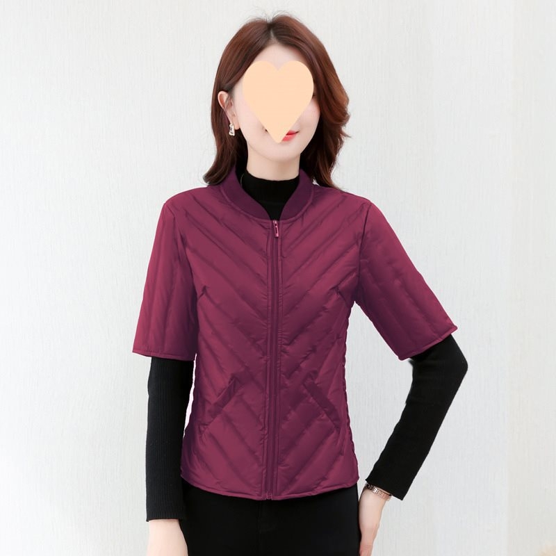 Šaura pieguļošā pūka vestē ar stāvošu apkakli, pildījums no pīļu pūka, ultra īss garums ≤40 cm, pildījums virs 450 g