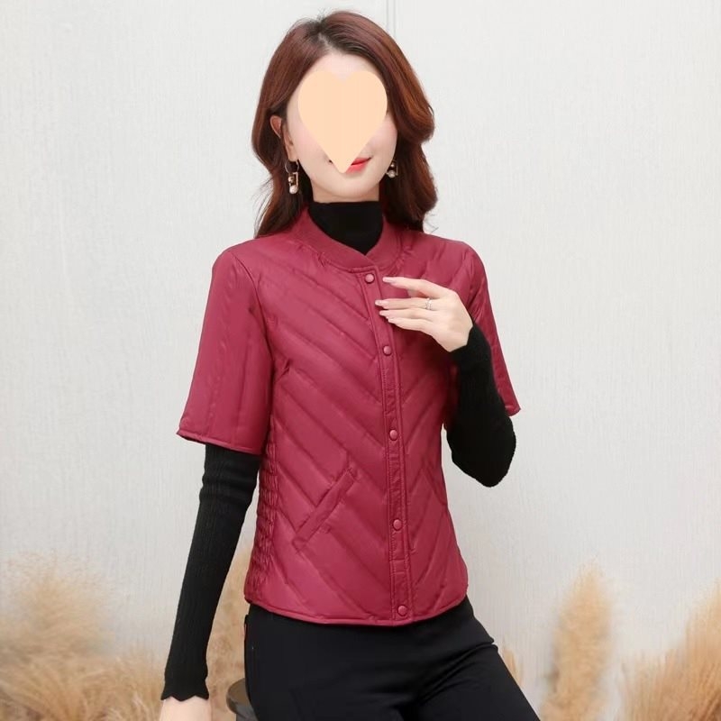 Šaura pieguļošā pūka vestē ar stāvošu apkakli, pildījums no pīļu pūka, ultra īss garums ≤40 cm, pildījums virs 450 g