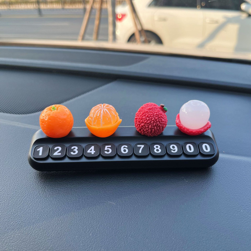 Auto dekoratīvs aksesuārs: pagaidu stāvvietas numura plāksīte ar Lychee motīvu, sveķi, modelis 01