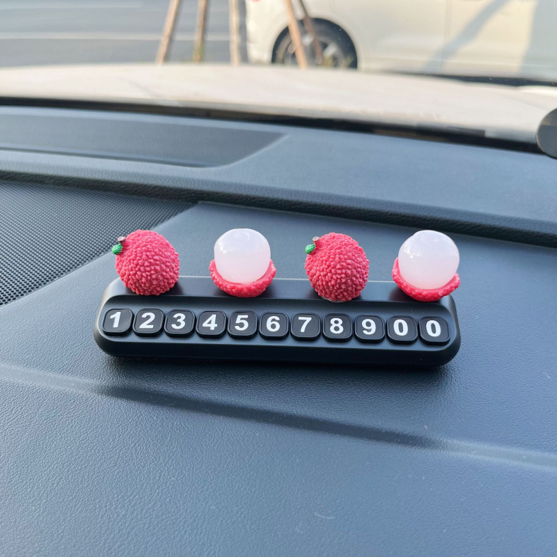 Auto dekoratīvs aksesuārs: pagaidu stāvvietas numura plāksīte ar Lychee motīvu, sveķi, modelis 01