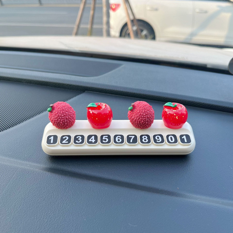 Auto dekoratīvs aksesuārs: pagaidu stāvvietas numura plāksīte ar Lychee motīvu, sveķi, modelis 01