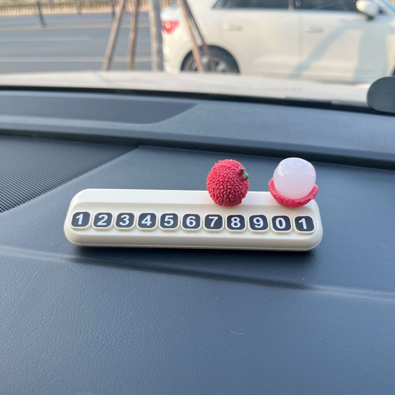 Auto dekoratīvs aksesuārs: pagaidu stāvvietas numura plāksīte ar Lychee motīvu, sveķi, modelis 01