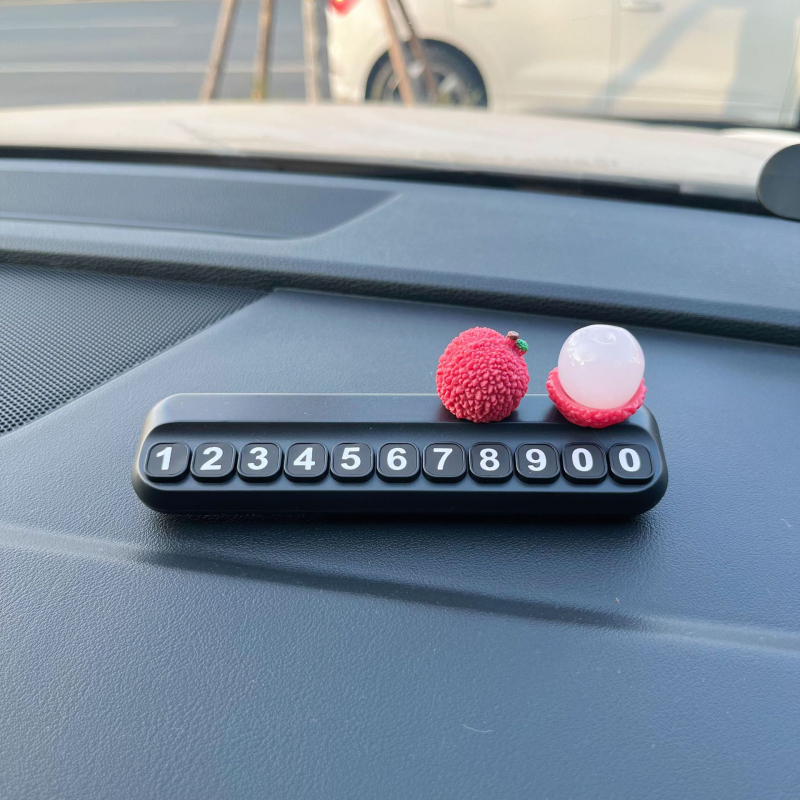 Auto dekoratīvs aksesuārs: pagaidu stāvvietas numura plāksīte ar Lychee motīvu, sveķi, modelis 01