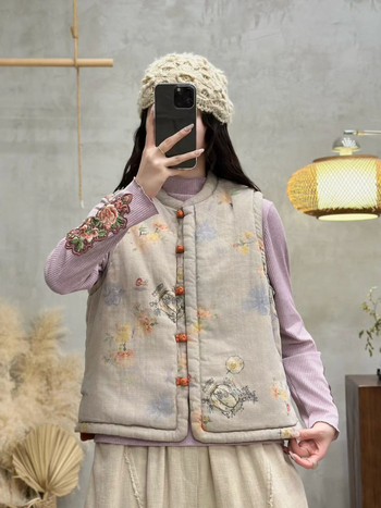 Puuvillase ja linasega tikitud vest täidisega kunstlikust siidist-puuvillast, ümmargune kaelus, disk-nuppud, lille-retro muster, naistele