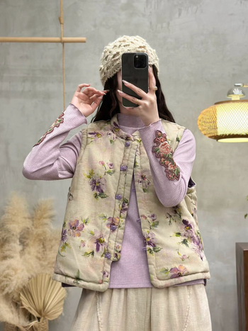 Puuvillase ja linasega tikitud vest täidisega kunstlikust siidist-puuvillast, ümmargune kaelus, disk-nuppud, lille-retro muster, naistele