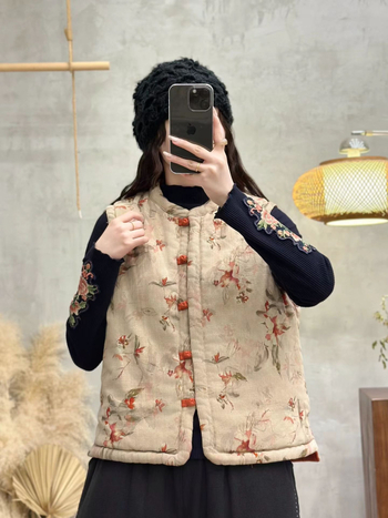 Puuvillase ja linasega tikitud vest täidisega kunstlikust siidist-puuvillast, ümmargune kaelus, disk-nuppud, lille-retro muster, naistele