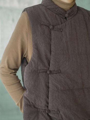 Etno stiililine vest seisva kraega, täidetud siiditaoliste kiududega, polüesterkangas, vaba lõige