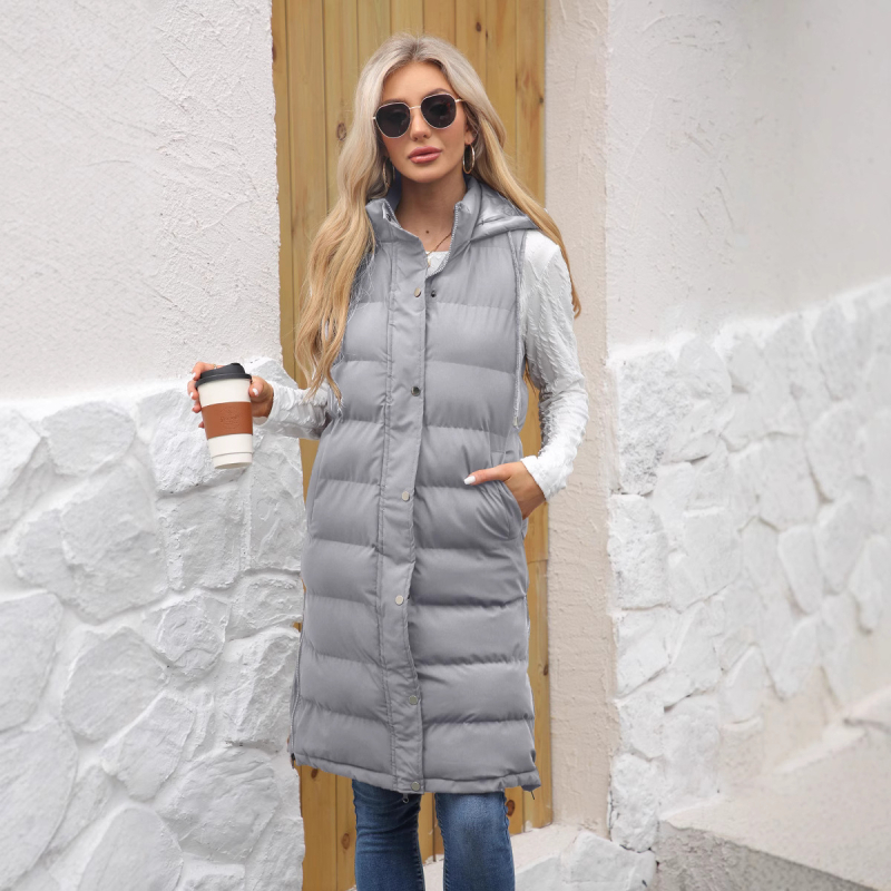 Pikk naiste vest kapuutsiga, paksendatud polüestri-puuvillase täite, polüestrist väline, ees tõmblukk, pikk lõige, ühekordne muster