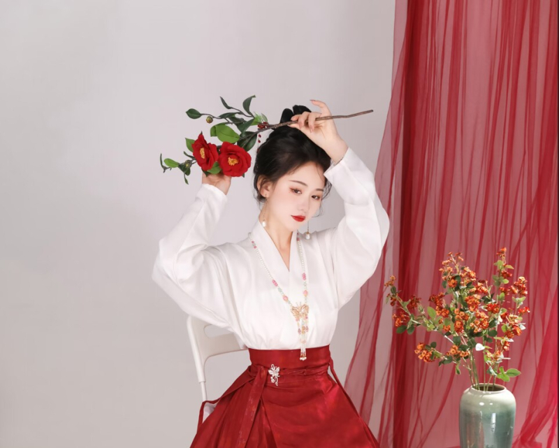 Hanfu u Ming stilu s Horse-Face suknom i Aircraft rukavima, 50-70% poliester sadržaja, tiskana tkanina, proljeće 2023