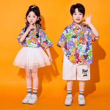 Bērnu uzstāšanās kostīms ar siksniņām Hongkonga stilā, primāro izglītības iestāžu skolēniem, ar drukas elementu, kokvilnas-poliesteri maisījums, 80–90% poliester, pavasaris 2025