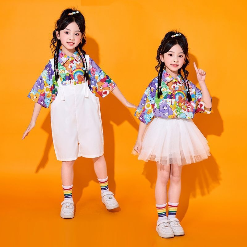 Bērnu uzstāšanās kostīms ar siksniņām Hongkonga stilā, primāro izglītības iestāžu skolēniem, ar drukas elementu, kokvilnas-poliesteri maisījums, 80–90% poliester, pavasaris 2025