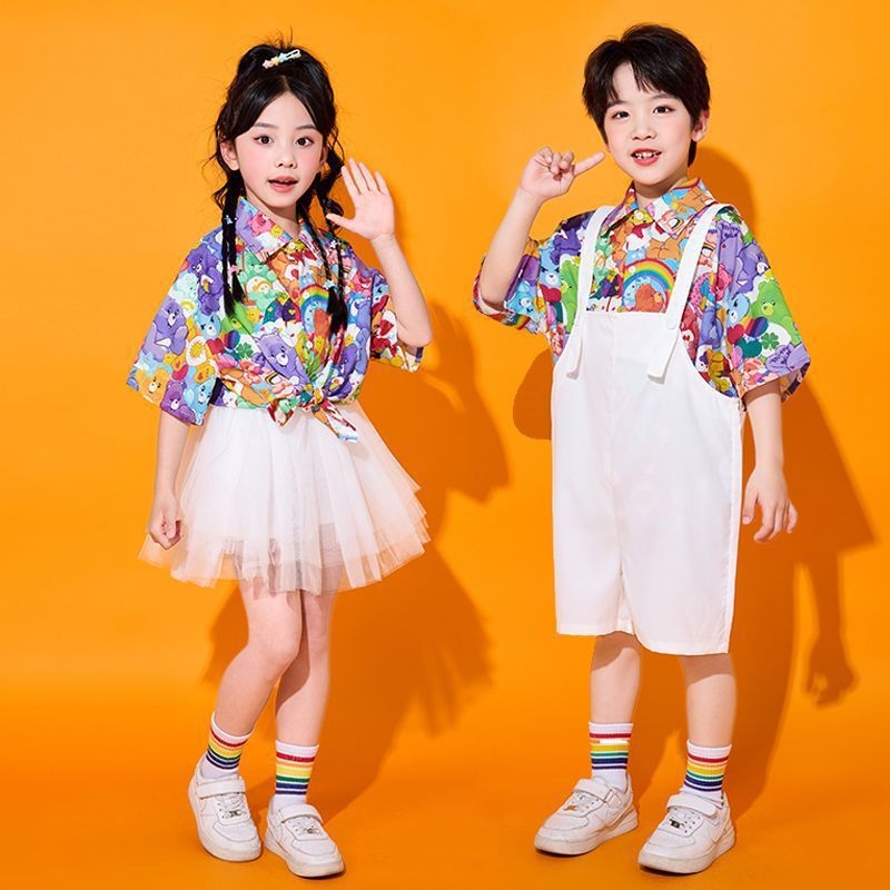 Bērnu uzstāšanās kostīms ar siksniņām Hongkonga stilā, primāro izglītības iestāžu skolēniem, ar drukas elementu, kokvilnas-poliesteri maisījums, 80–90% poliester, pavasaris 2025