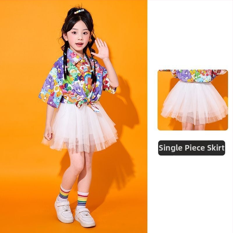 Bērnu uzstāšanās kostīms ar siksniņām Hongkonga stilā, primāro izglītības iestāžu skolēniem, ar drukas elementu, kokvilnas-poliesteri maisījums, 80–90% poliester, pavasaris 2025