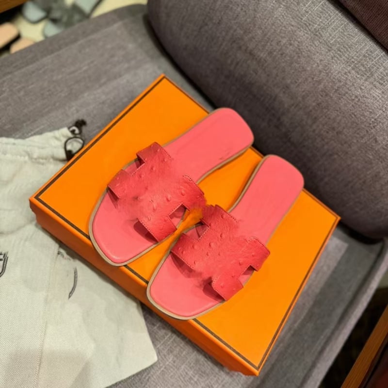 Naised lamedad sandaalid ühe randmega, lamba nahk peal, kummist tald, reljeefne viimistlus, suvi 2025