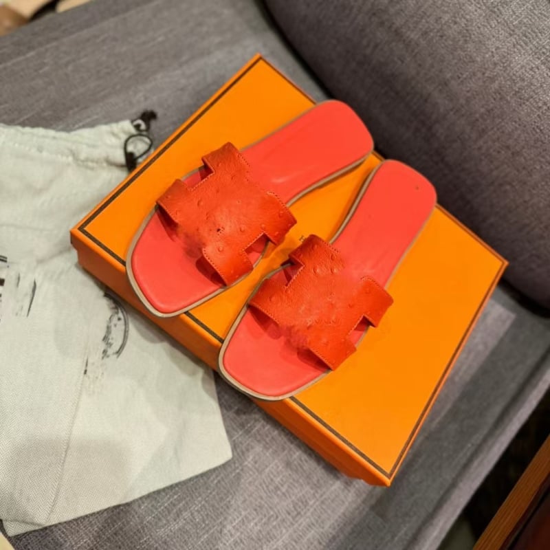 Naised lamedad sandaalid ühe randmega, lamba nahk peal, kummist tald, reljeefne viimistlus, suvi 2025