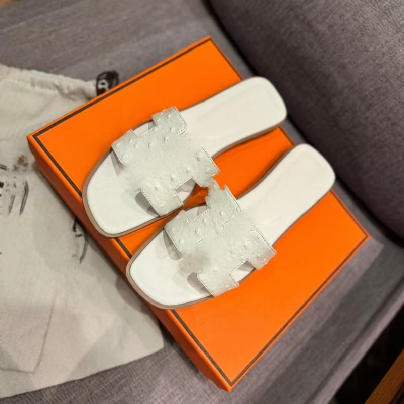 Naised lamedad sandaalid ühe randmega, lamba nahk peal, kummist tald, reljeefne viimistlus, suvi 2025