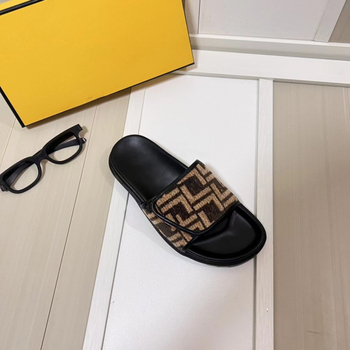 Naistele mõeldud naha ülaosa ja ühe rihmaga sussid, paks kummijalus, tähtmustriga, vabaajastiil