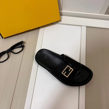 Naistele mõeldud naha ülaosa ja ühe rihmaga sussid, paks kummijalus, tähtmustriga, vabaajastiil