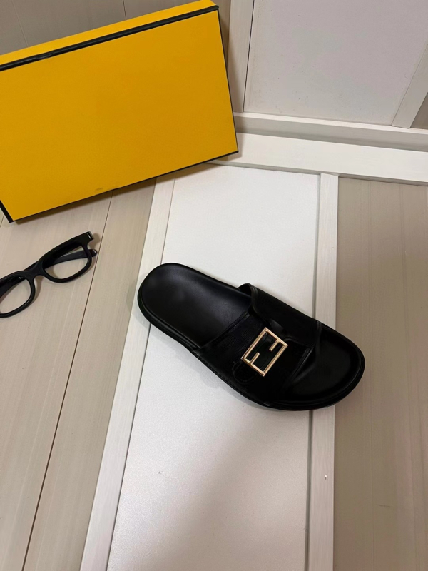 Naistele mõeldud naha ülaosa ja ühe rihmaga sussid, paks kummijalus, tähtmustriga, vabaajastiil