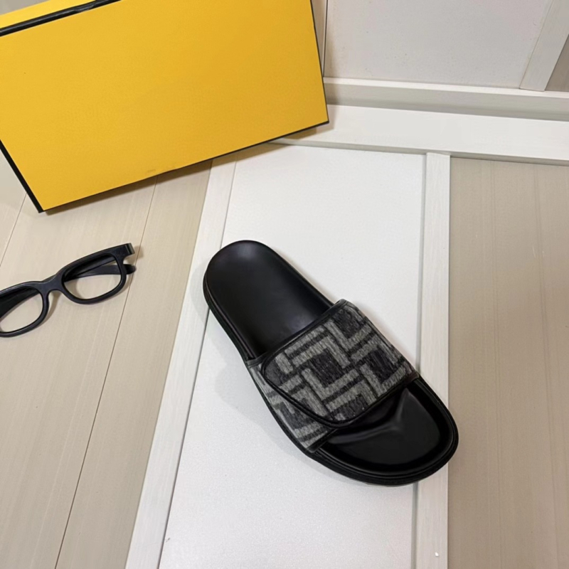 Naistele mõeldud naha ülaosa ja ühe rihmaga sussid, paks kummijalus, tähtmustriga, vabaajastiil