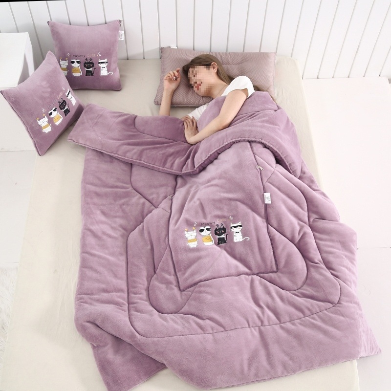 Plüüsiline kahekordselt kasutatav padi ja tekk, piima sametist tekstuur, animeeritud muster, polüestri täidis, kokkupandav auto, kontor või diivan