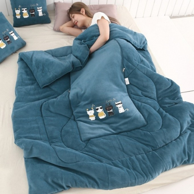 Plüüsiline kahekordselt kasutatav padi ja tekk, piima sametist tekstuur, animeeritud muster, polüestri täidis, kokkupandav auto, kontor või diivan