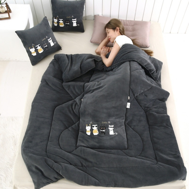 Plüüsiline kahekordselt kasutatav padi ja tekk, piima sametist tekstuur, animeeritud muster, polüestri täidis, kokkupandav auto, kontor või diivan