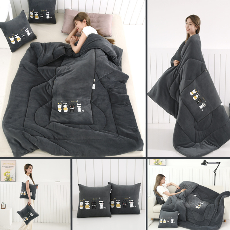 Plüüsiline kahekordselt kasutatav padi ja tekk, piima sametist tekstuur, animeeritud muster, polüestri täidis, kokkupandav auto, kontor või diivan