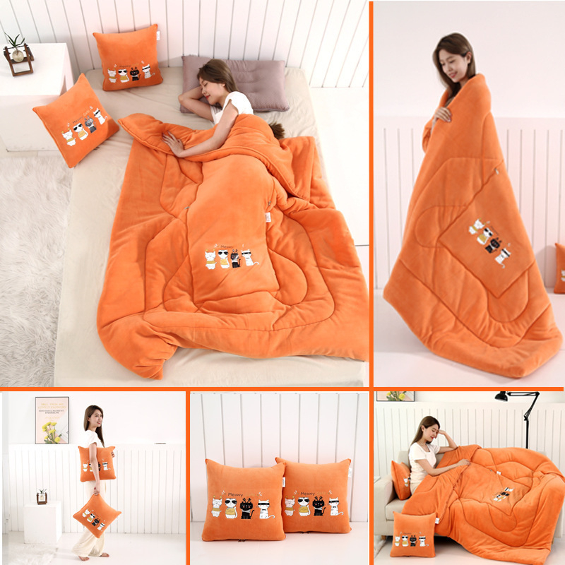 Plüüsiline kahekordselt kasutatav padi ja tekk, piima sametist tekstuur, animeeritud muster, polüestri täidis, kokkupandav auto, kontor või diivan