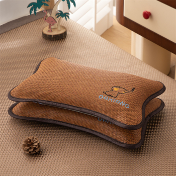 Lastepadi tatartäidisega ja jääsilkist kattega kaela toe jaoks — suvine unetugi