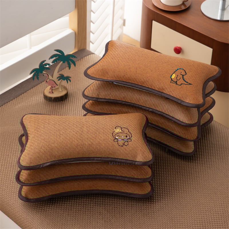 Lastepadi tatartäidisega ja jääsilkist kattega kaela toe jaoks — suvine unetugi