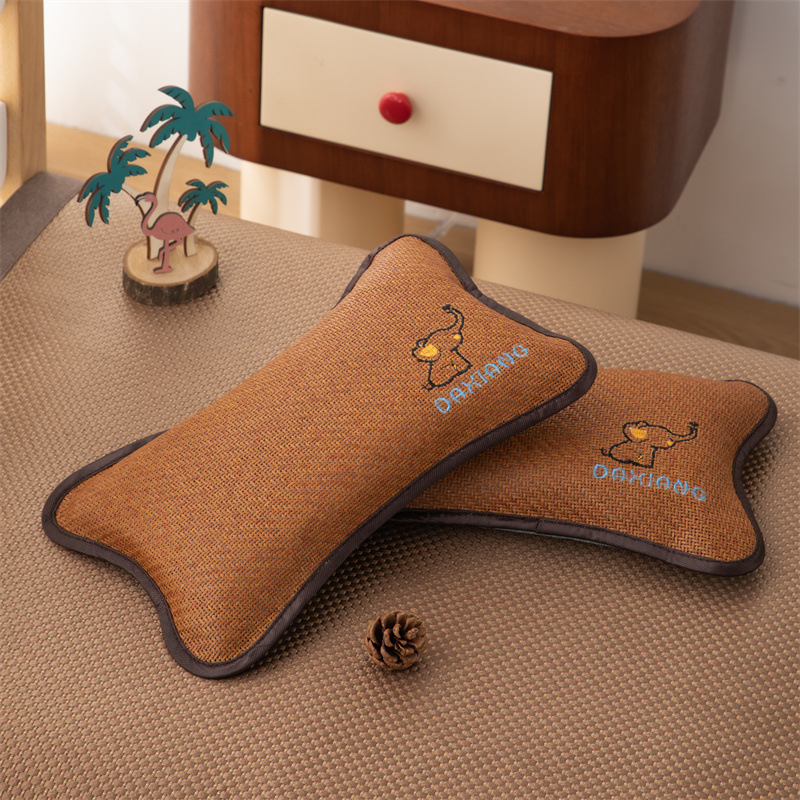 Lastepadi tatartäidisega ja jääsilkist kattega kaela toe jaoks — suvine unetugi