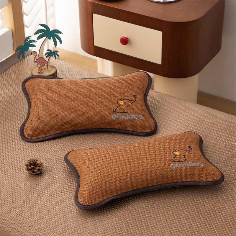 Lastepadi tatartäidisega ja jääsilkist kattega kaela toe jaoks — suvine unetugi