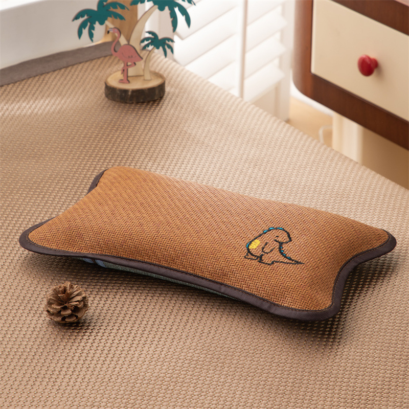 Lastepadi tatartäidisega ja jääsilkist kattega kaela toe jaoks — suvine unetugi